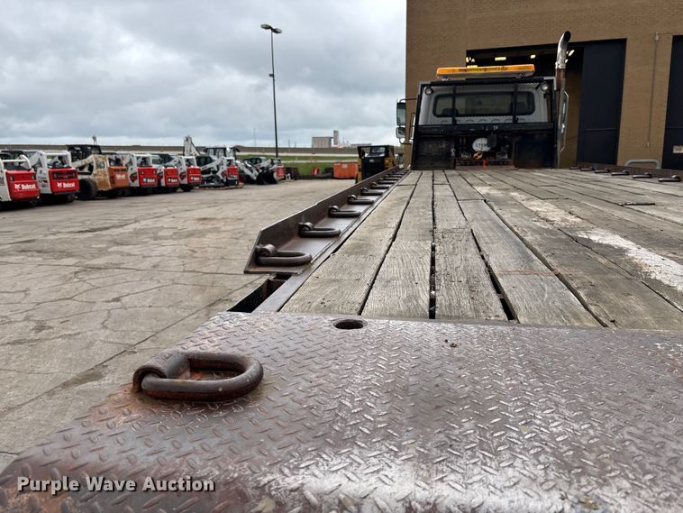 image for item ET4504 2009 Freightliner Business Class M2 rollback truck