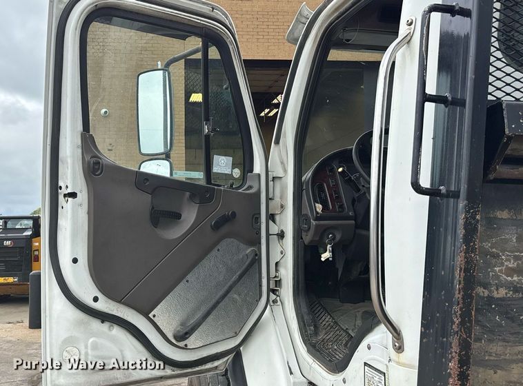 image for item ET4504 2009 Freightliner Business Class M2 rollback truck