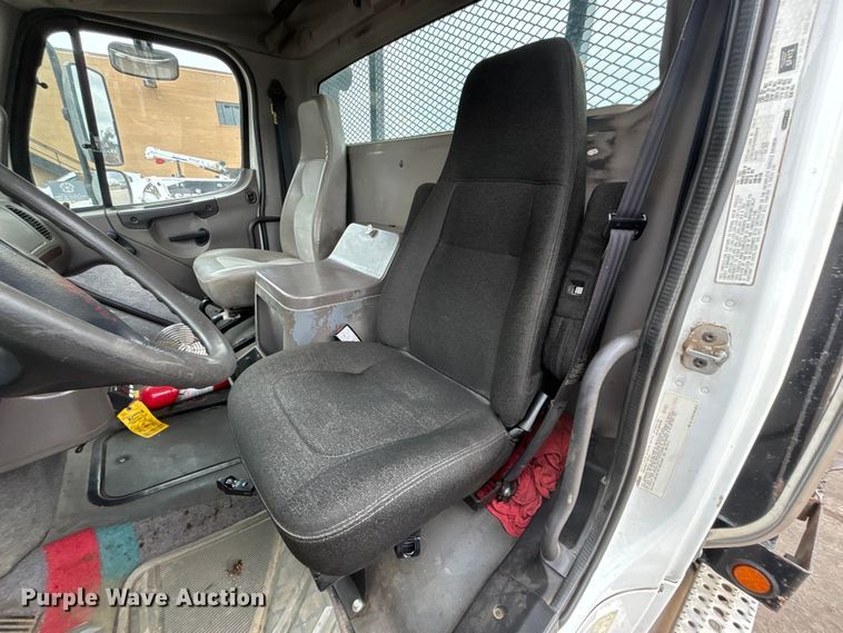 image for item ET4504 2009 Freightliner Business Class M2 rollback truck