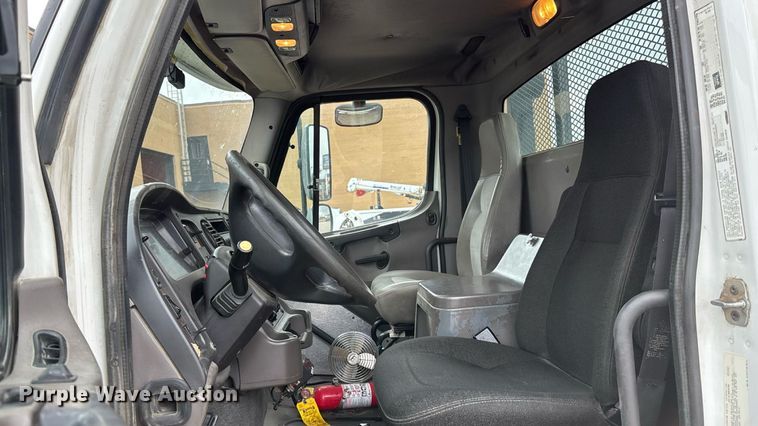 image for item ET4504 2009 Freightliner Business Class M2 rollback truck