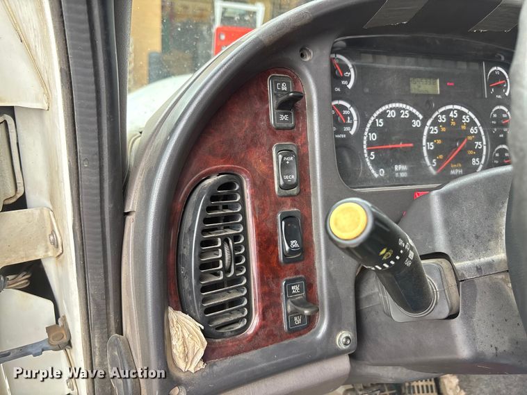 image for item ET4504 2009 Freightliner Business Class M2 rollback truck