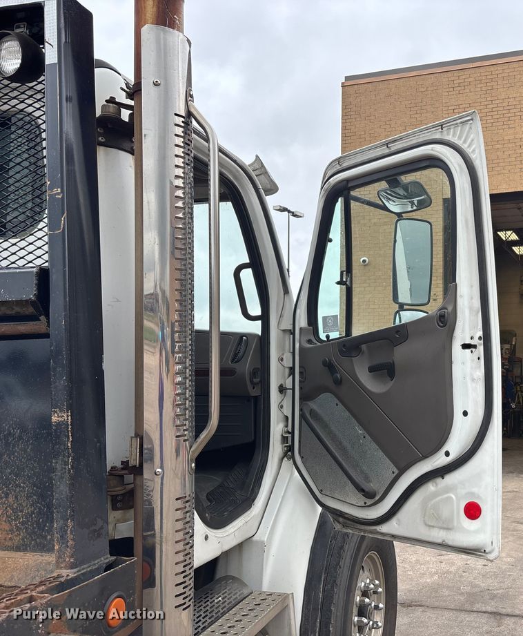 image for item ET4504 2009 Freightliner Business Class M2 rollback truck