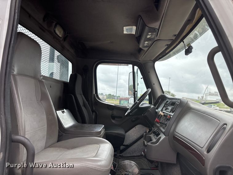 image for item ET4504 2009 Freightliner Business Class M2 rollback truck