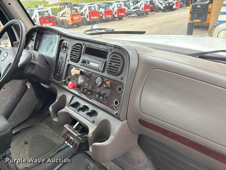 image for item ET4504 2009 Freightliner Business Class M2 rollback truck