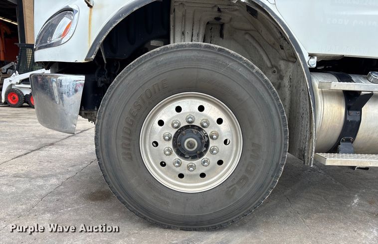 image for item ET4504 2009 Freightliner Business Class M2 rollback truck