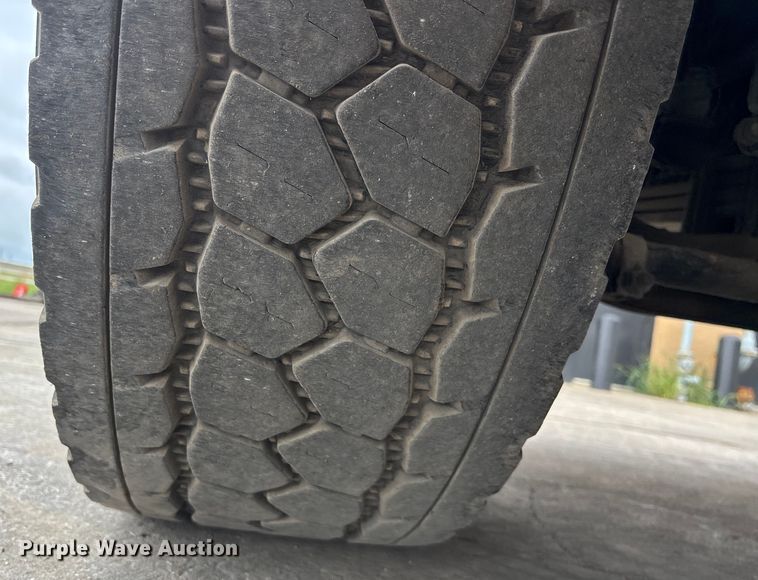 image for item ET4504 2009 Freightliner Business Class M2 rollback truck