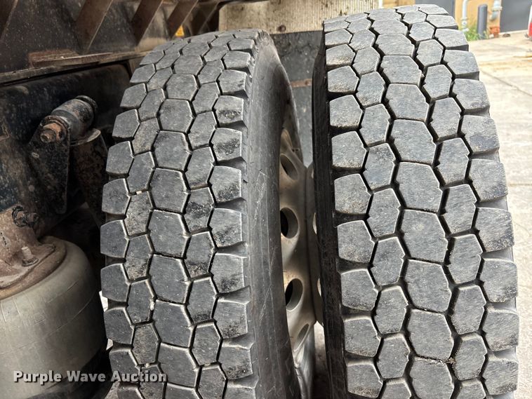 image for item ET4504 2009 Freightliner Business Class M2 rollback truck