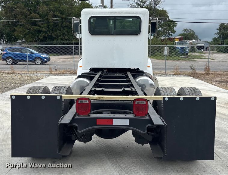 image for item ET4510 2007 Peterbilt 330 truck cab and chassis
