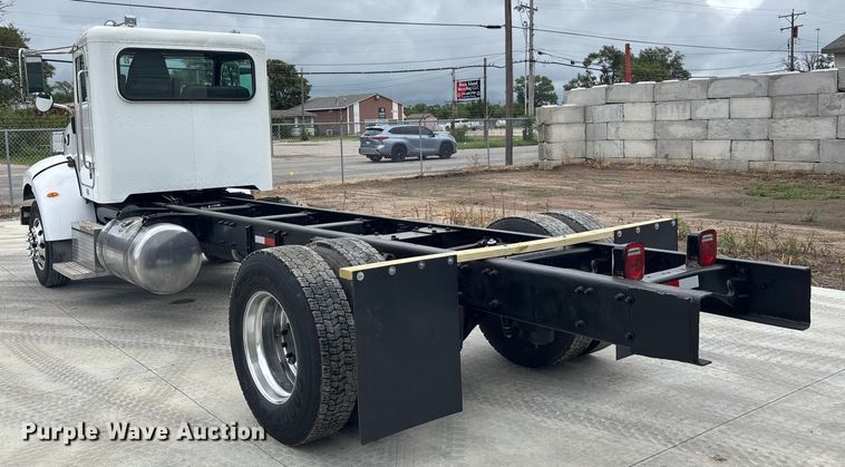 image for item ET4510 2007 Peterbilt 330 truck cab and chassis