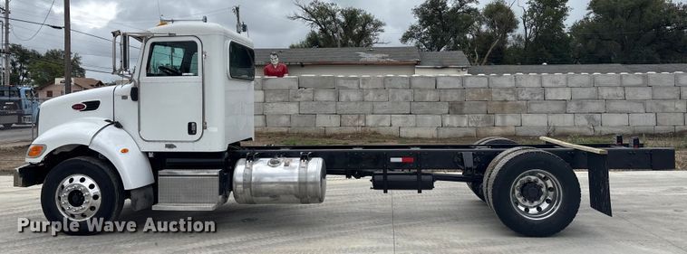 image for item ET4510 2007 Peterbilt 330 truck cab and chassis