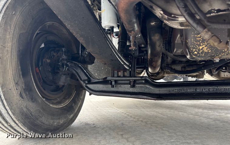 image for item ET4510 2007 Peterbilt 330 truck cab and chassis