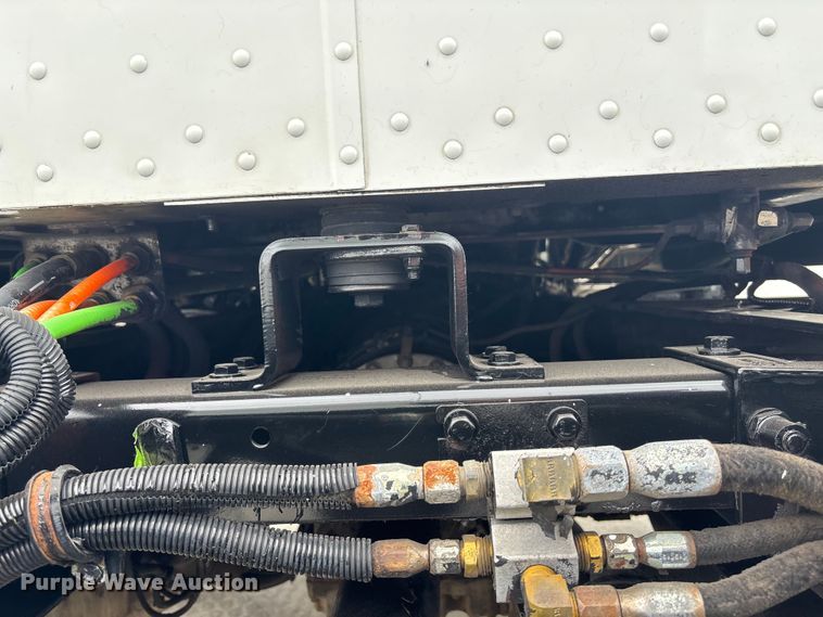 image for item ET4510 2007 Peterbilt 330 truck cab and chassis