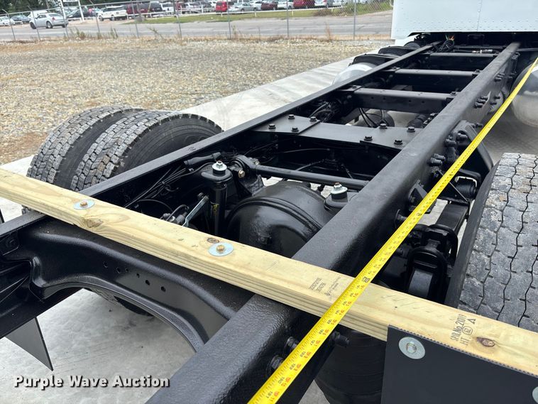 image for item ET4510 2007 Peterbilt 330 truck cab and chassis