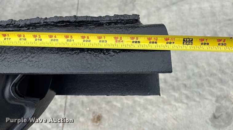 image for item ET4510 2007 Peterbilt 330 truck cab and chassis