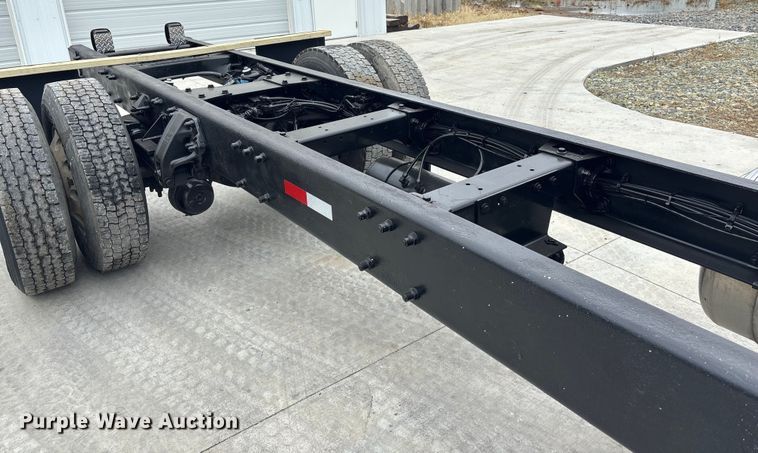 image for item ET4510 2007 Peterbilt 330 truck cab and chassis