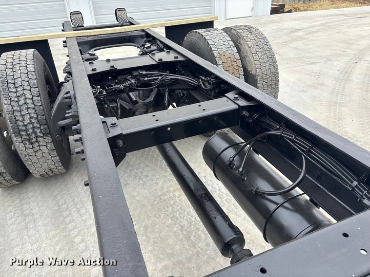 image for item ET4510 2007 Peterbilt 330 truck cab and chassis