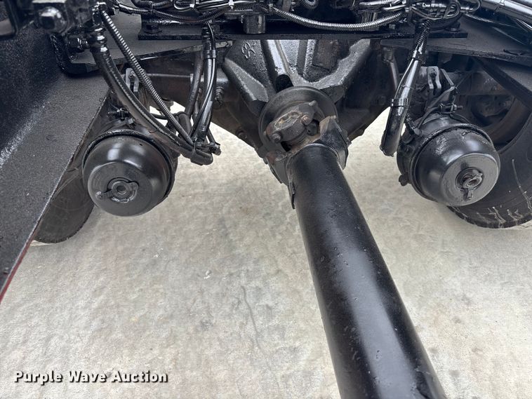 image for item ET4510 2007 Peterbilt 330 truck cab and chassis