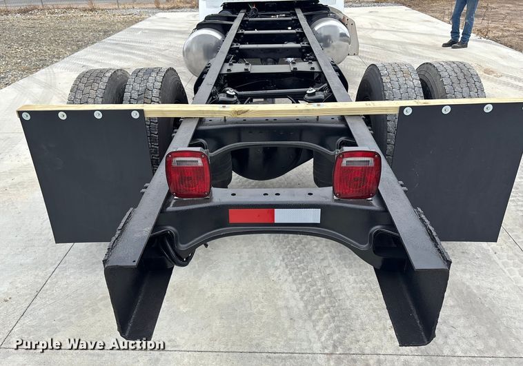 image for item ET4510 2007 Peterbilt 330 truck cab and chassis