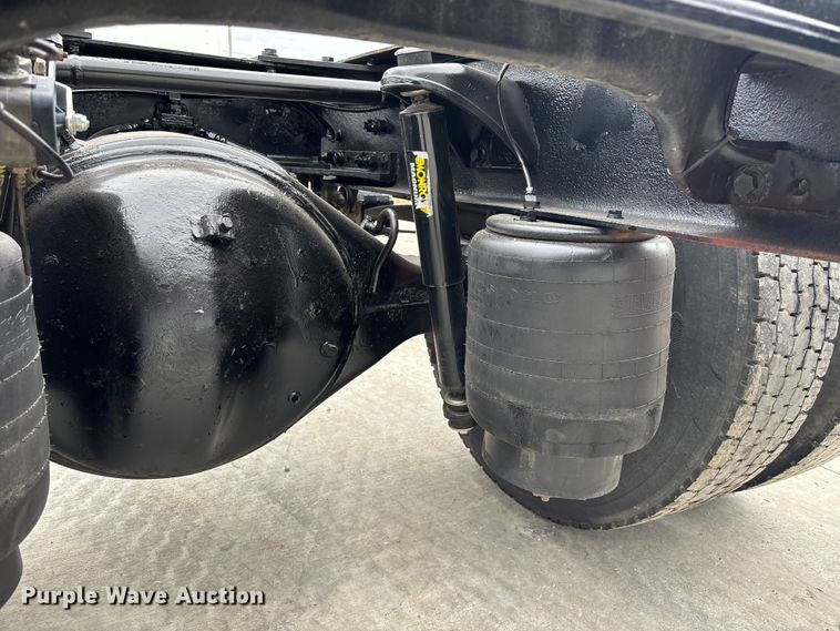 image for item ET4510 2007 Peterbilt 330 truck cab and chassis