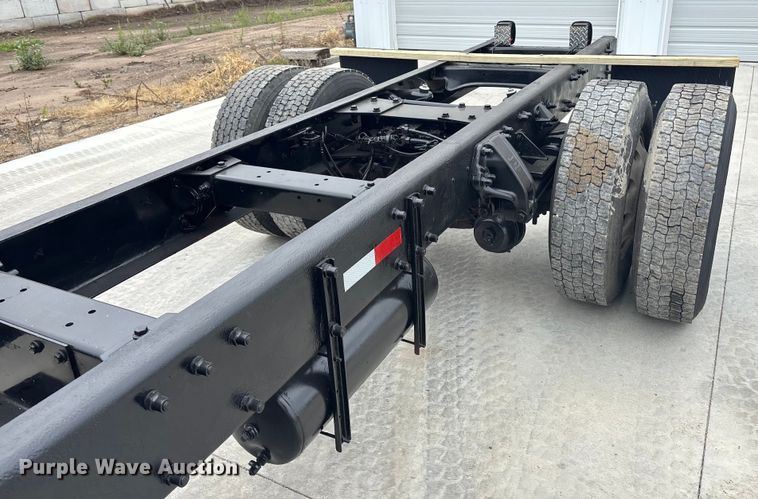 image for item ET4510 2007 Peterbilt 330 truck cab and chassis