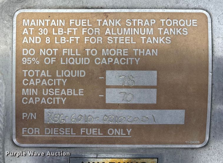 image for item ET4510 2007 Peterbilt 330 truck cab and chassis