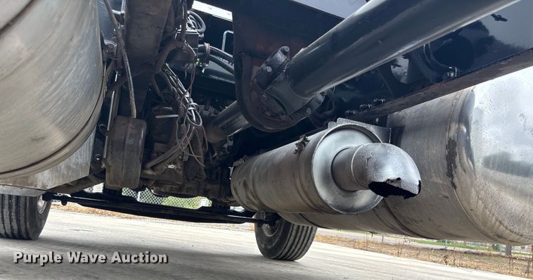 image for item ET4510 2007 Peterbilt 330 truck cab and chassis