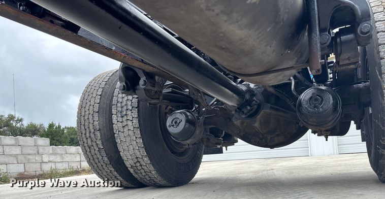 image for item ET4510 2007 Peterbilt 330 truck cab and chassis