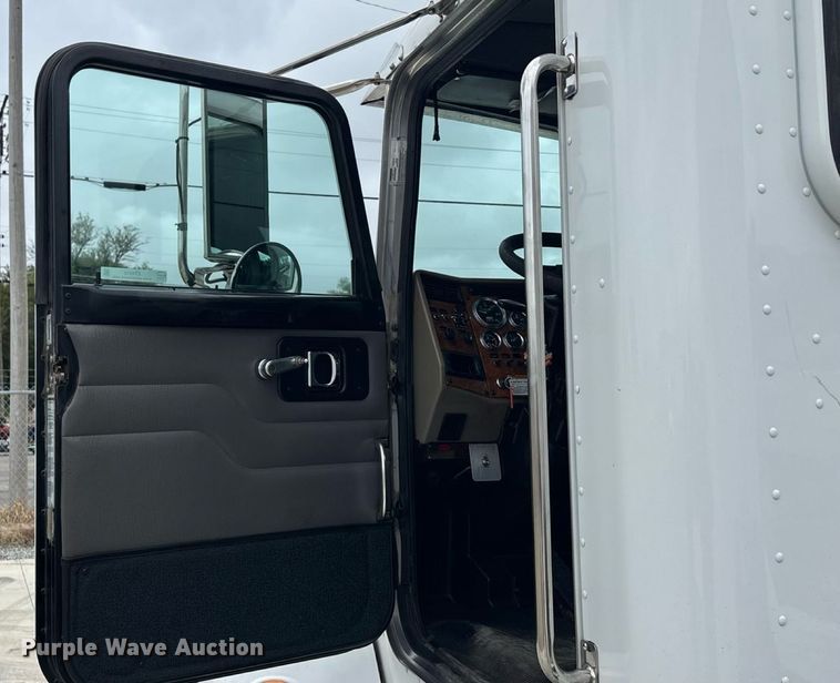 image for item ET4510 2007 Peterbilt 330 truck cab and chassis