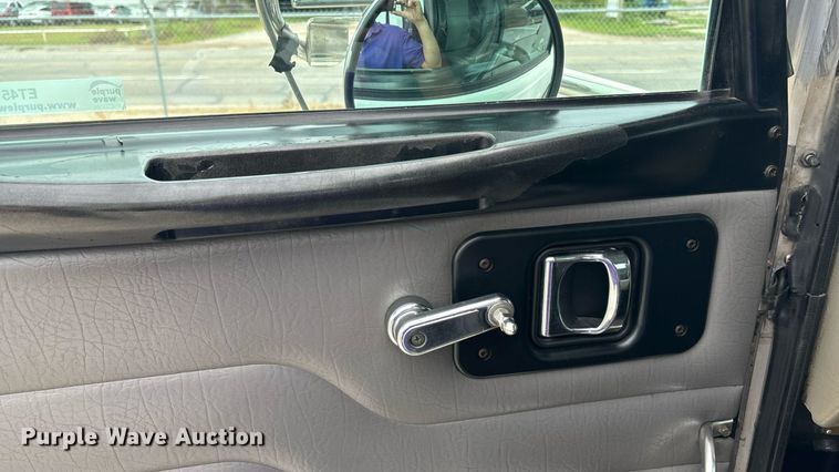 image for item ET4510 2007 Peterbilt 330 truck cab and chassis