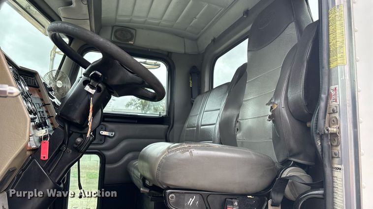 image for item ET4510 2007 Peterbilt 330 truck cab and chassis