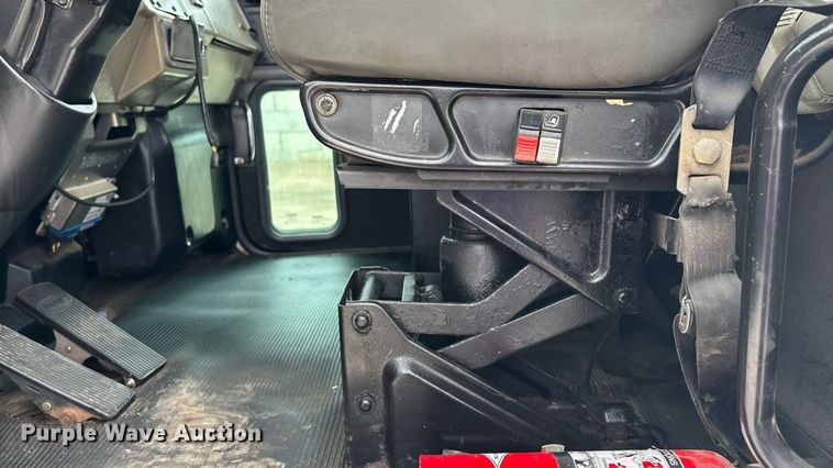 image for item ET4510 2007 Peterbilt 330 truck cab and chassis