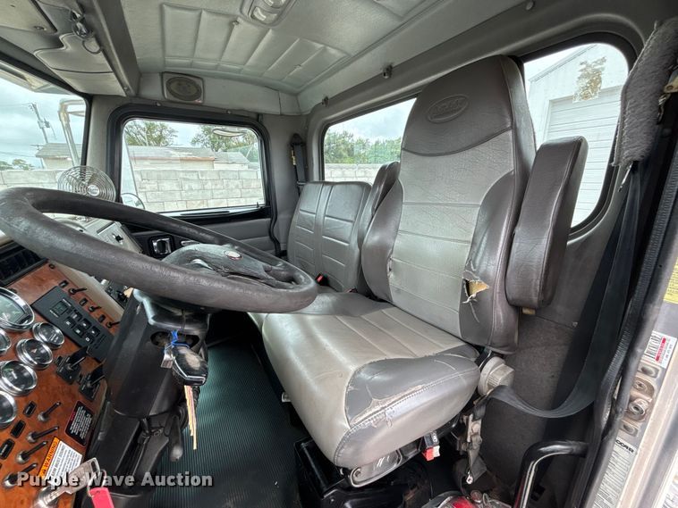 image for item ET4510 2007 Peterbilt 330 truck cab and chassis