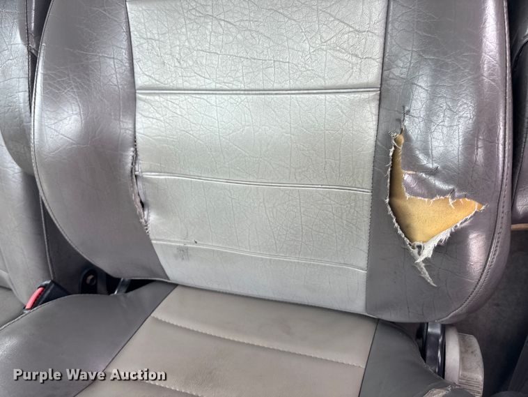 image for item ET4510 2007 Peterbilt 330 truck cab and chassis