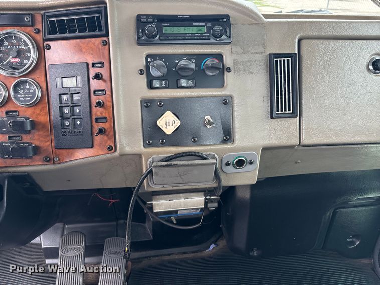 image for item ET4510 2007 Peterbilt 330 truck cab and chassis