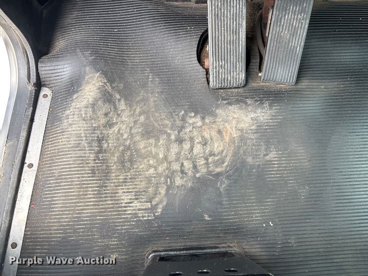 image for item ET4510 2007 Peterbilt 330 truck cab and chassis