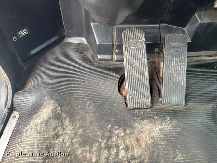 image for item ET4510 2007 Peterbilt 330 truck cab and chassis