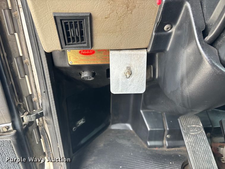 image for item ET4510 2007 Peterbilt 330 truck cab and chassis