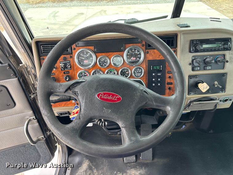 image for item ET4510 2007 Peterbilt 330 truck cab and chassis