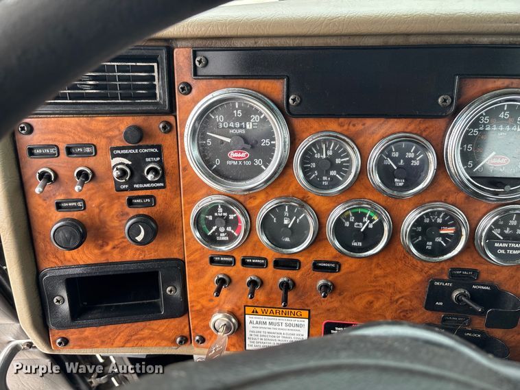 image for item ET4510 2007 Peterbilt 330 truck cab and chassis