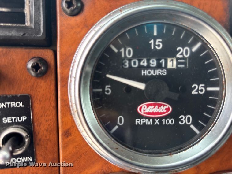 image for item ET4510 2007 Peterbilt 330 truck cab and chassis