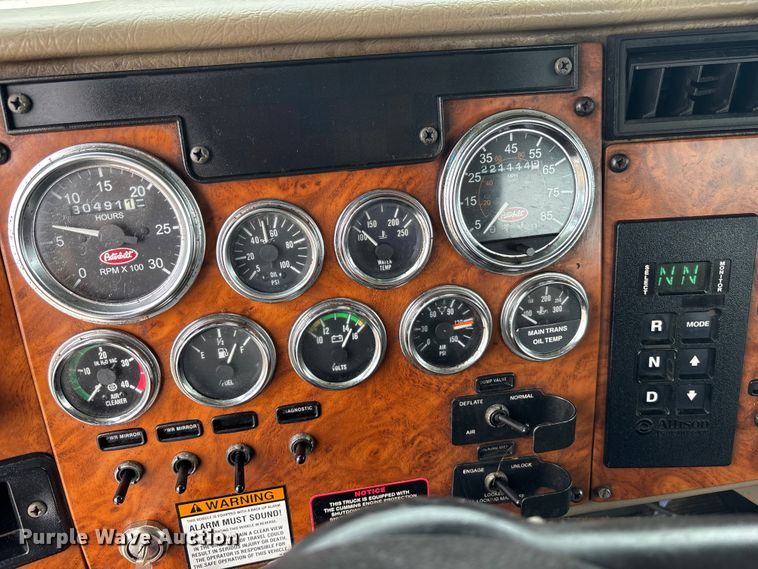 image for item ET4510 2007 Peterbilt 330 truck cab and chassis