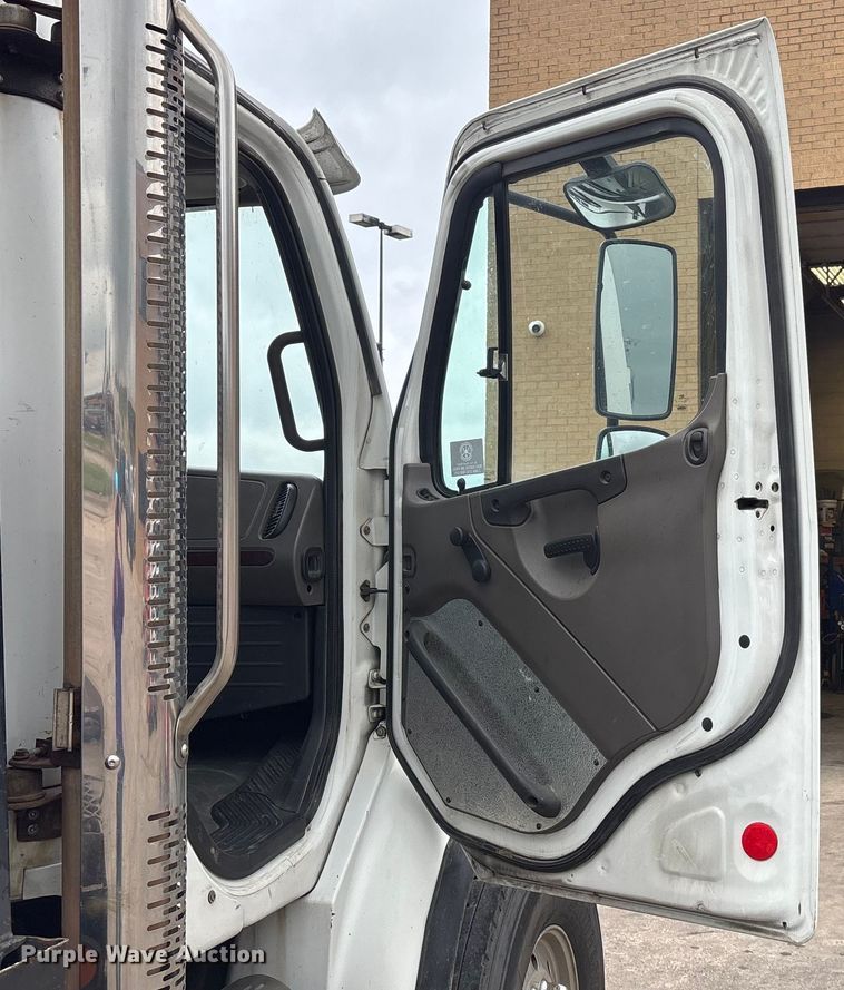 image for item ET4510 2007 Peterbilt 330 truck cab and chassis