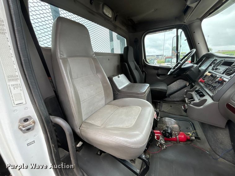 image for item ET4510 2007 Peterbilt 330 truck cab and chassis