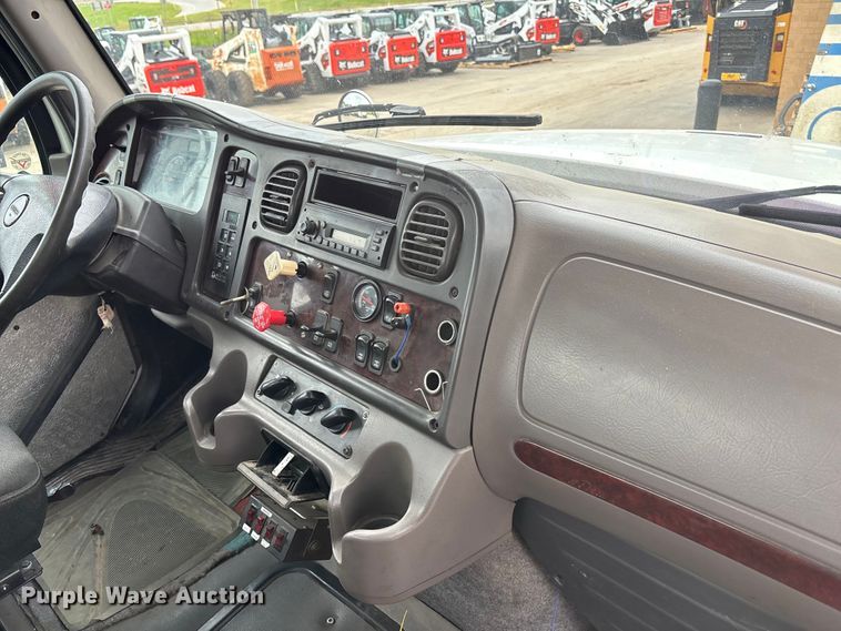 image for item ET4510 2007 Peterbilt 330 truck cab and chassis