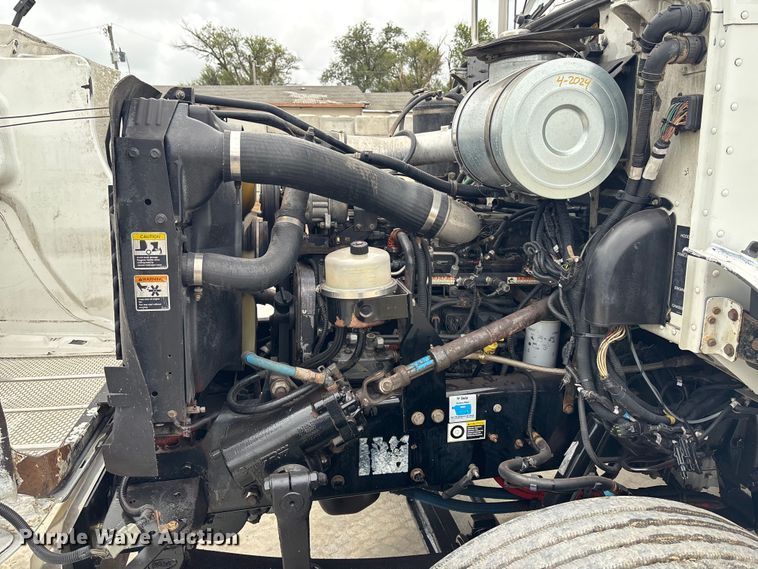 image for item ET4510 2007 Peterbilt 330 truck cab and chassis