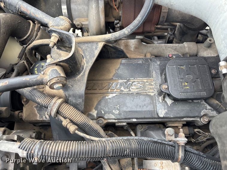 image for item ET4510 2007 Peterbilt 330 truck cab and chassis