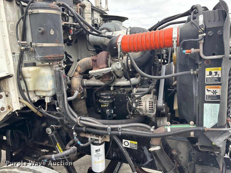 image for item ET4510 2007 Peterbilt 330 truck cab and chassis