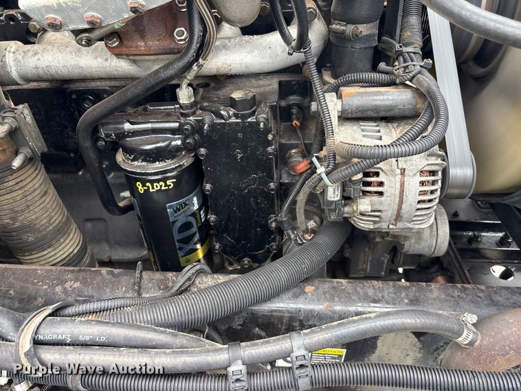 image for item ET4510 2007 Peterbilt 330 truck cab and chassis