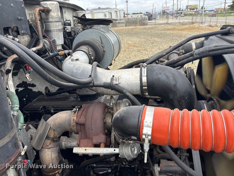 image for item ET4510 2007 Peterbilt 330 truck cab and chassis