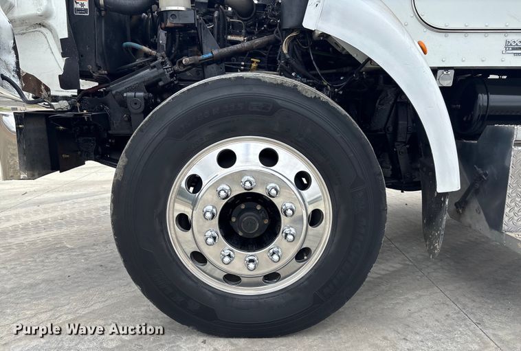 image for item ET4510 2007 Peterbilt 330 truck cab and chassis